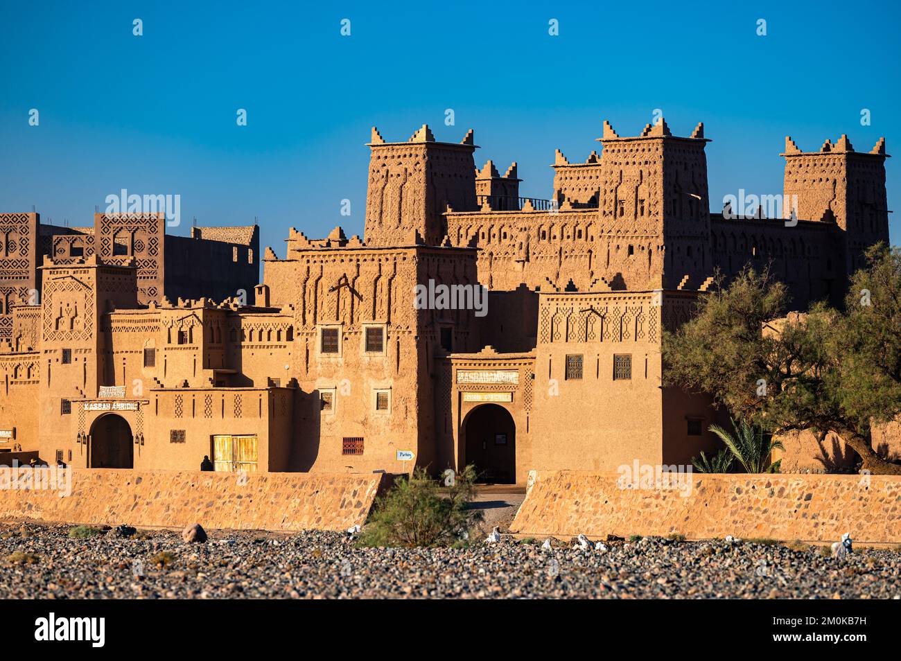 Skoura, Provinz Ouarzazate, Marokko - 23. November 2022: Traditionelle, historische, befestigte Residenz Kasbah Amridil. Stockfoto