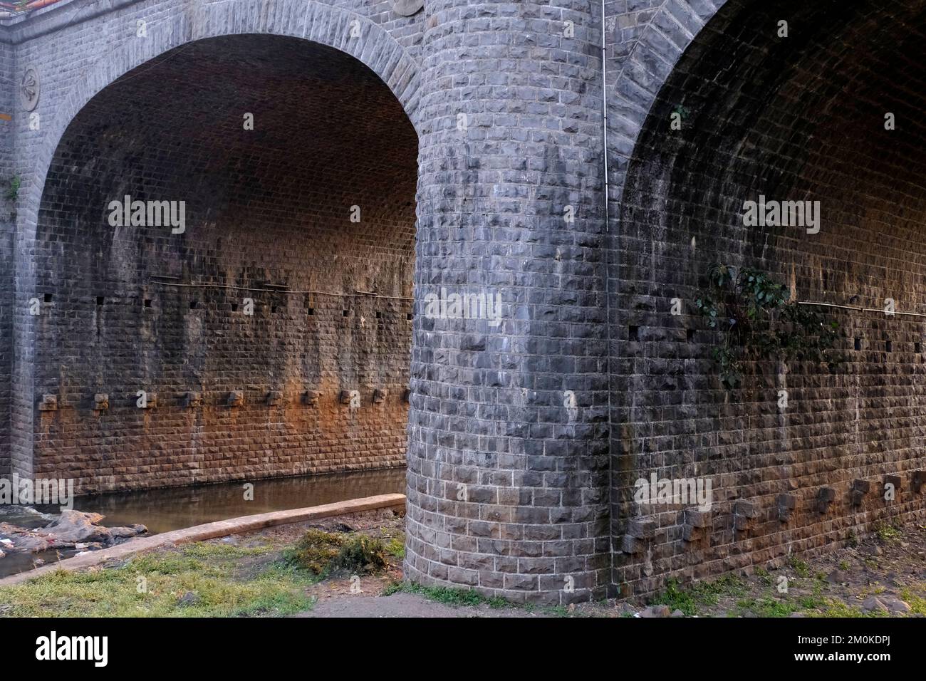 06. Dezember 2022, Pune, Indien, Chhatrapati Shivaji Brücke, diese Heritage Brücke verbindet die beiden Ufer des Flusses, Verbindung zwischen der Altstadt Stockfoto