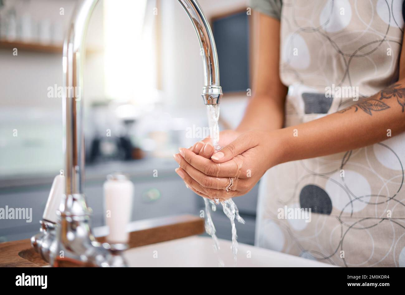 Nahaufnahme einer Frau, die sich in der Küche zu Hause im Waschbecken mit Leitungswasser die Hände wäscht. Waschen Sie sich vor dem Kochen immer die Hände Stockfoto