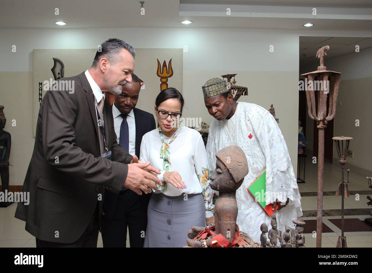 Cotonou, Benin. 6.. Dezember 2022. Besucher sehen eine Ausstellung zu primitiven und zeitgenössischen Kunstwerken aus westafrikanischen Ländern in Cotonou, Benin, am 6. Dezember 2022. Kredit: Seraphin Zounyekpe/Xinhua/Alamy Live News Stockfoto