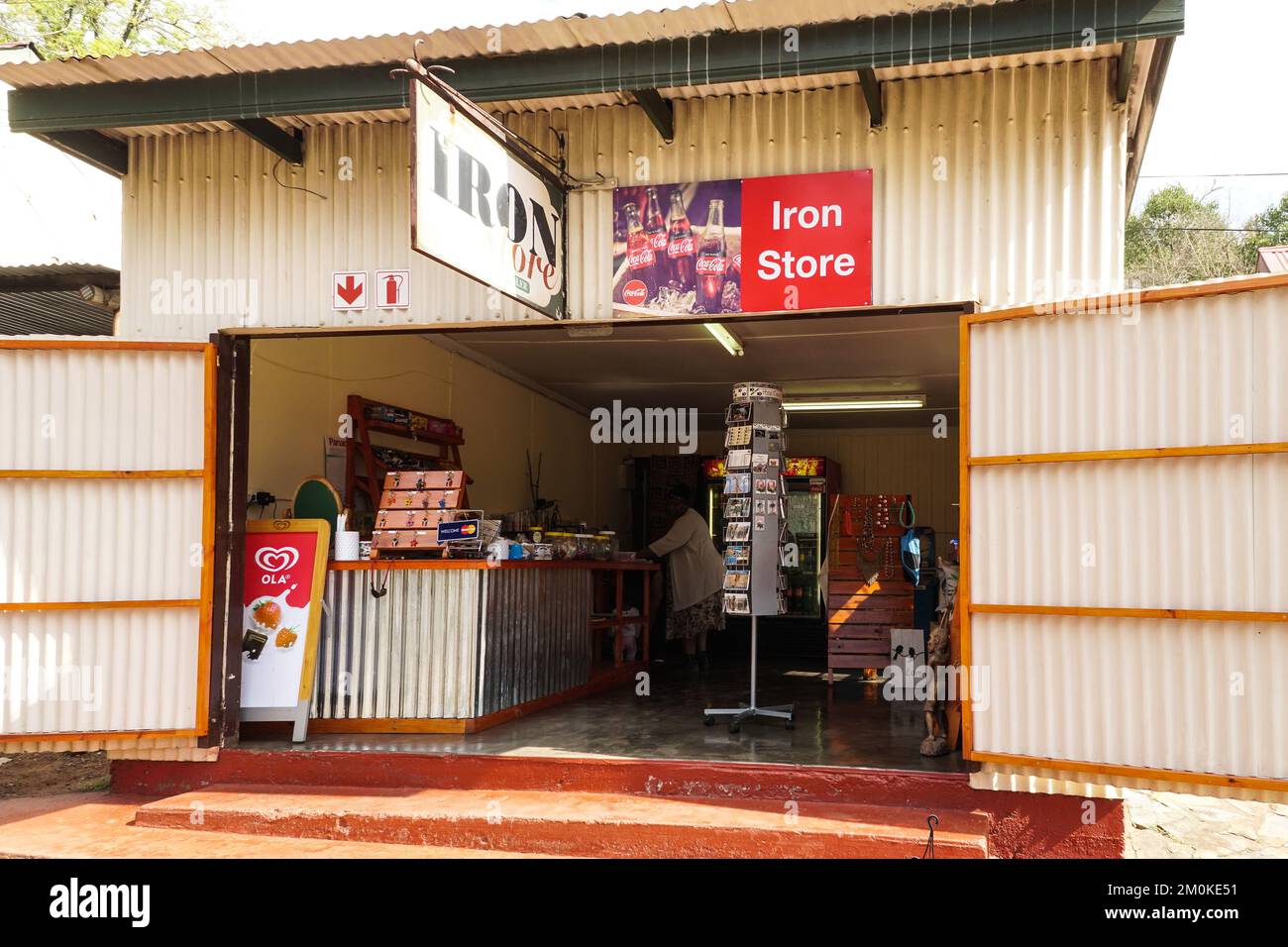 Kleines Geschäft oder 24-Stunden-Geschäft mit offenen Türen in Pilgrims Rest, Südafrika Stockfoto