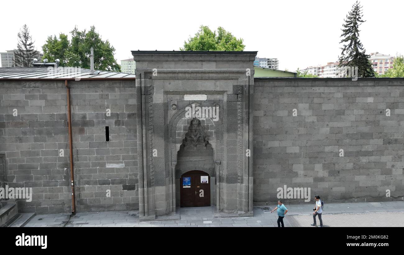 Die Haci Kilic Moschee wurde 1249 während der anatolischen Seljuk-Zeit erbaut. Foto der Moschee, aufgenommen mit einer Drohne. Kayseri, Türkei. Stockfoto
