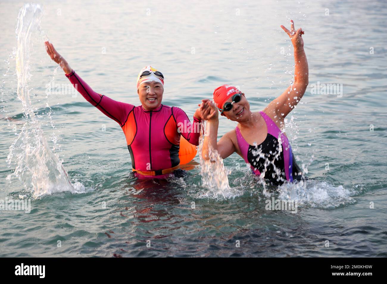 LIANYUNGANG, CHINA - 7. DEZEMBER 2022 - Winterschwimmfans schwimmen im Meer am Strand in Lianyungang City, Ostchina Jia Stockfoto