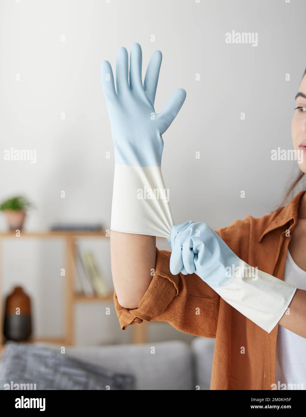Frau, Handschuhe, und bereiten Sie sich auf Reinigung, Hygiene und Hausarbeit vor, in sauberem Service, Arbeit und Hausarbeit. Weibliche Hausangestellte, Bakterien und Stockfoto