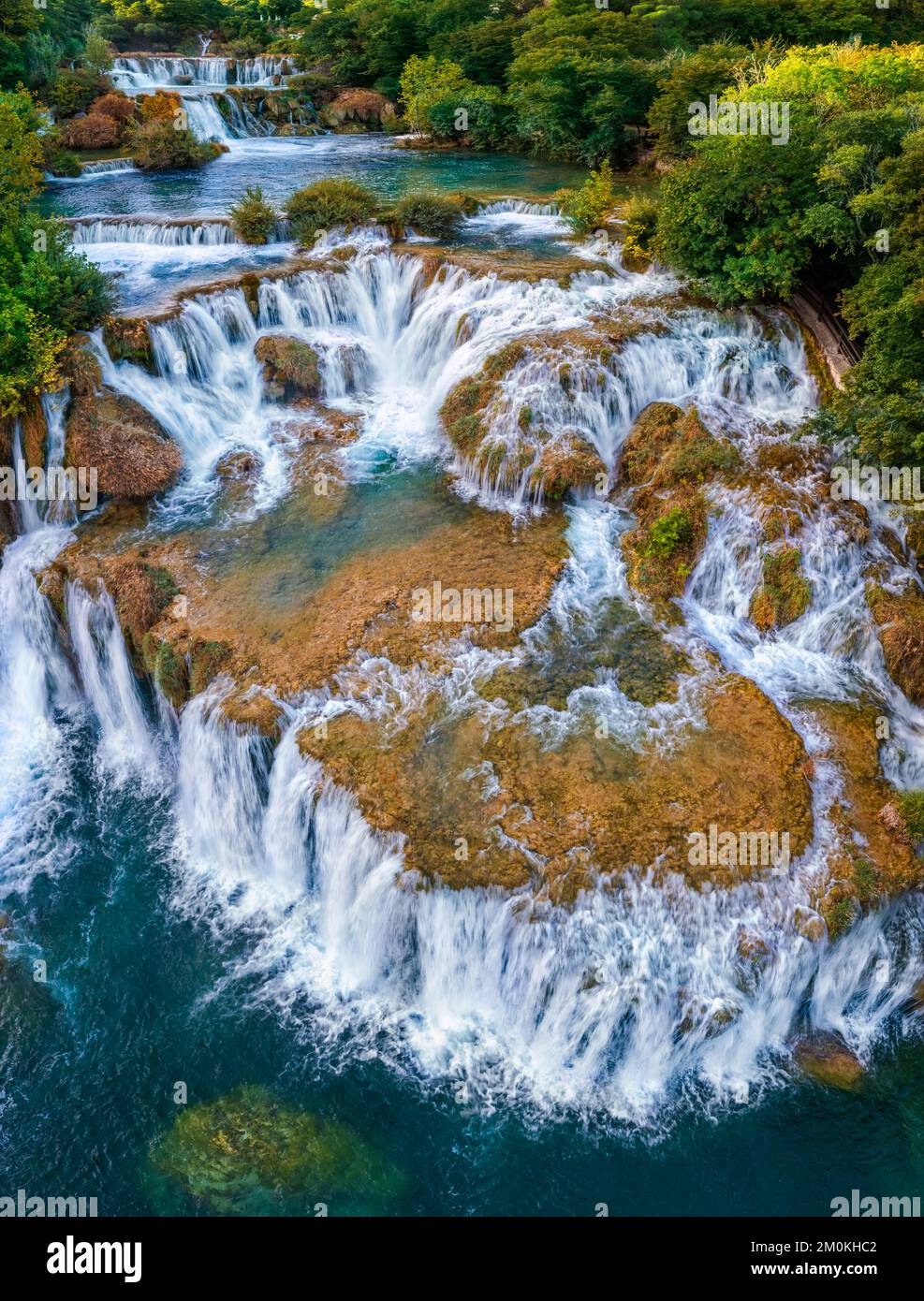 Krka, Kroatien - Panoramablick aus der Vogelperspektive auf die wunderschönen Krka-Wasserfälle im Krka-Nationalpark an einem hellen Sommermorgen mit grünem Laub und Türkis Stockfoto