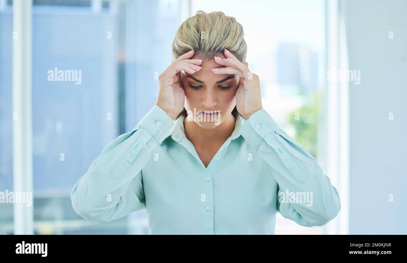 Geschäftsfrau, Kopfschmerzen und Burnout im Unternehmen mit Stress und Angst bei der Arbeit, psychischer Gesundheit und frustrierten Arbeitern. Schlechte Nachrichten, Fehler und Misserfolge Stockfoto