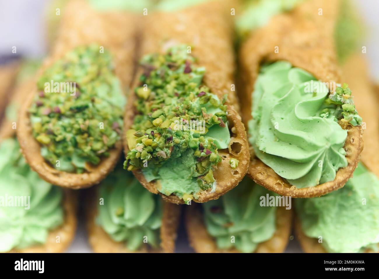 Knuspriger italienischer Cannoli mit süßen hellgrünen Füllungen Stockfoto
