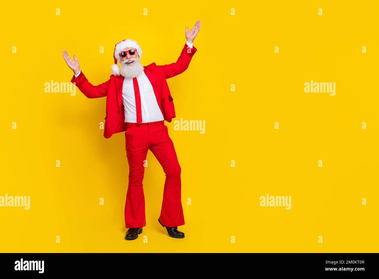 Großes Foto des positiven, flippigen Großvaters, heben Sie die Hand und genießen Sie die Veranstaltung, den leeren Raum isoliert auf gelbem Hintergrund Stockfoto