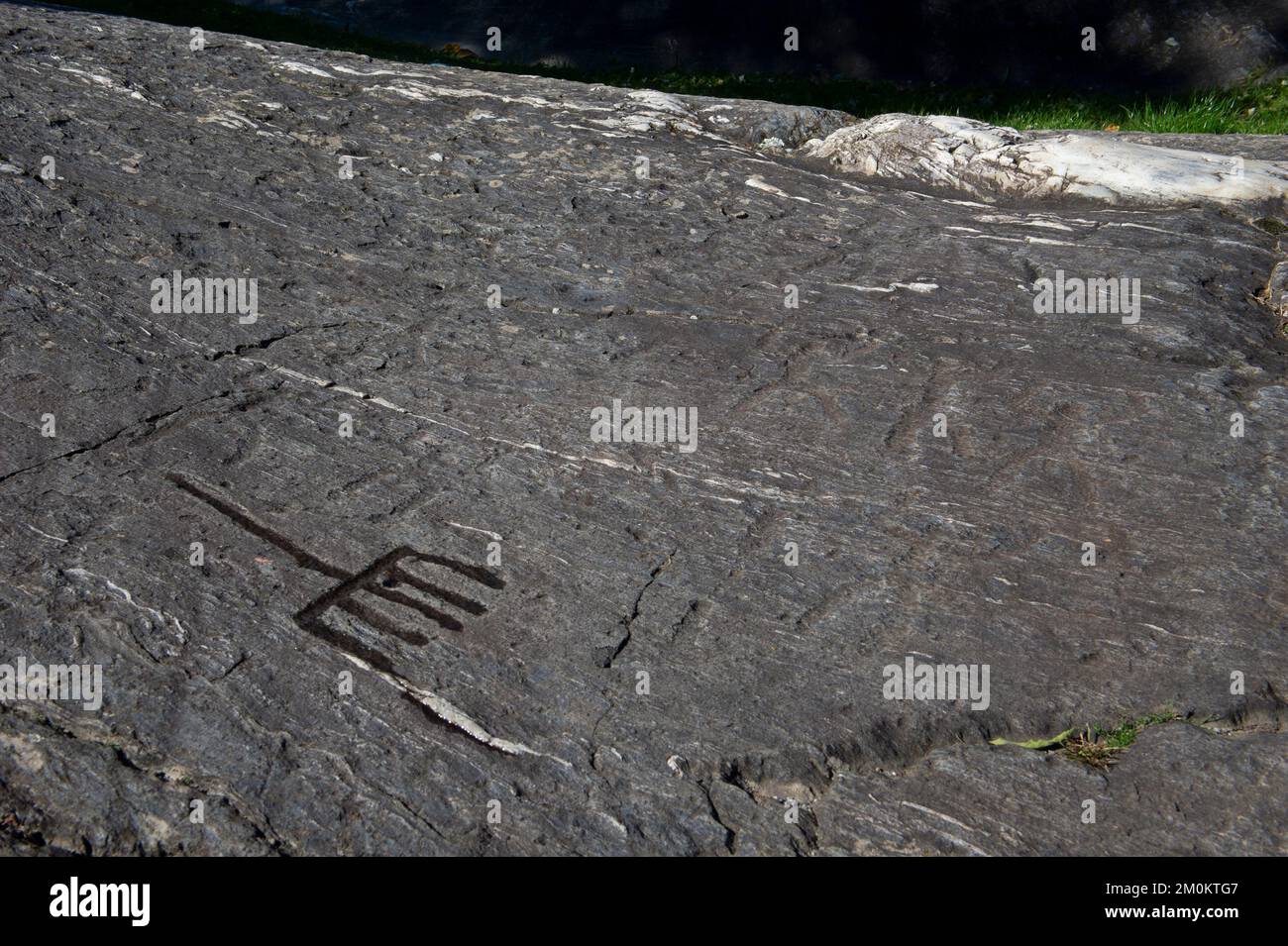 2021. oktober 14 - Europa, Italien, Lombardei, Valtellina, die große Klippe Magna di Grosio mit Felszeichnungen (4..-1.. Jahrhundert v. Chr.) Stockfoto