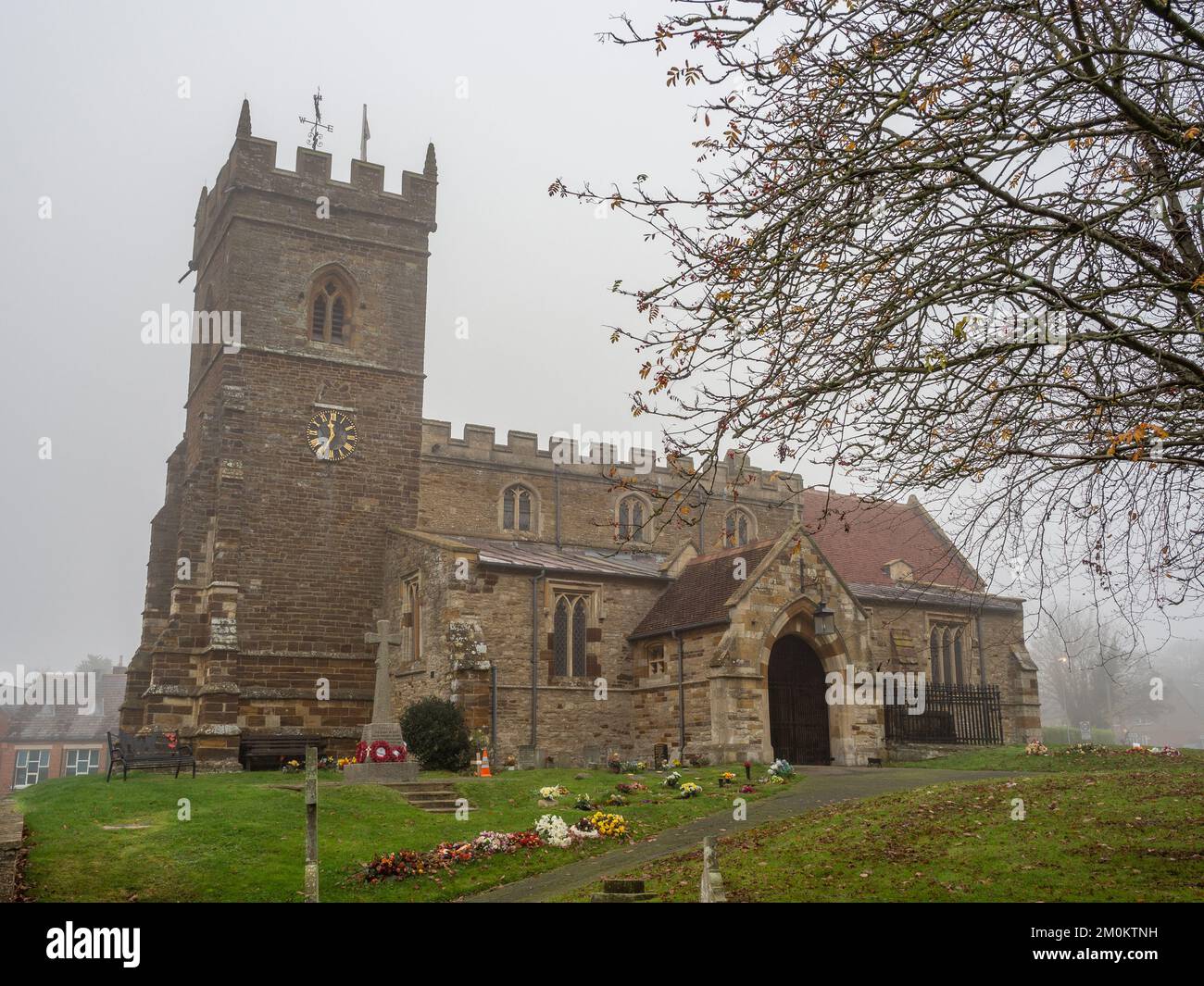 Die Kirche St. George, der Märtyrer, im Dorf Wootton, Northampton, Großbritannien; an einem kalten nebligen Wintermorgen Stockfoto