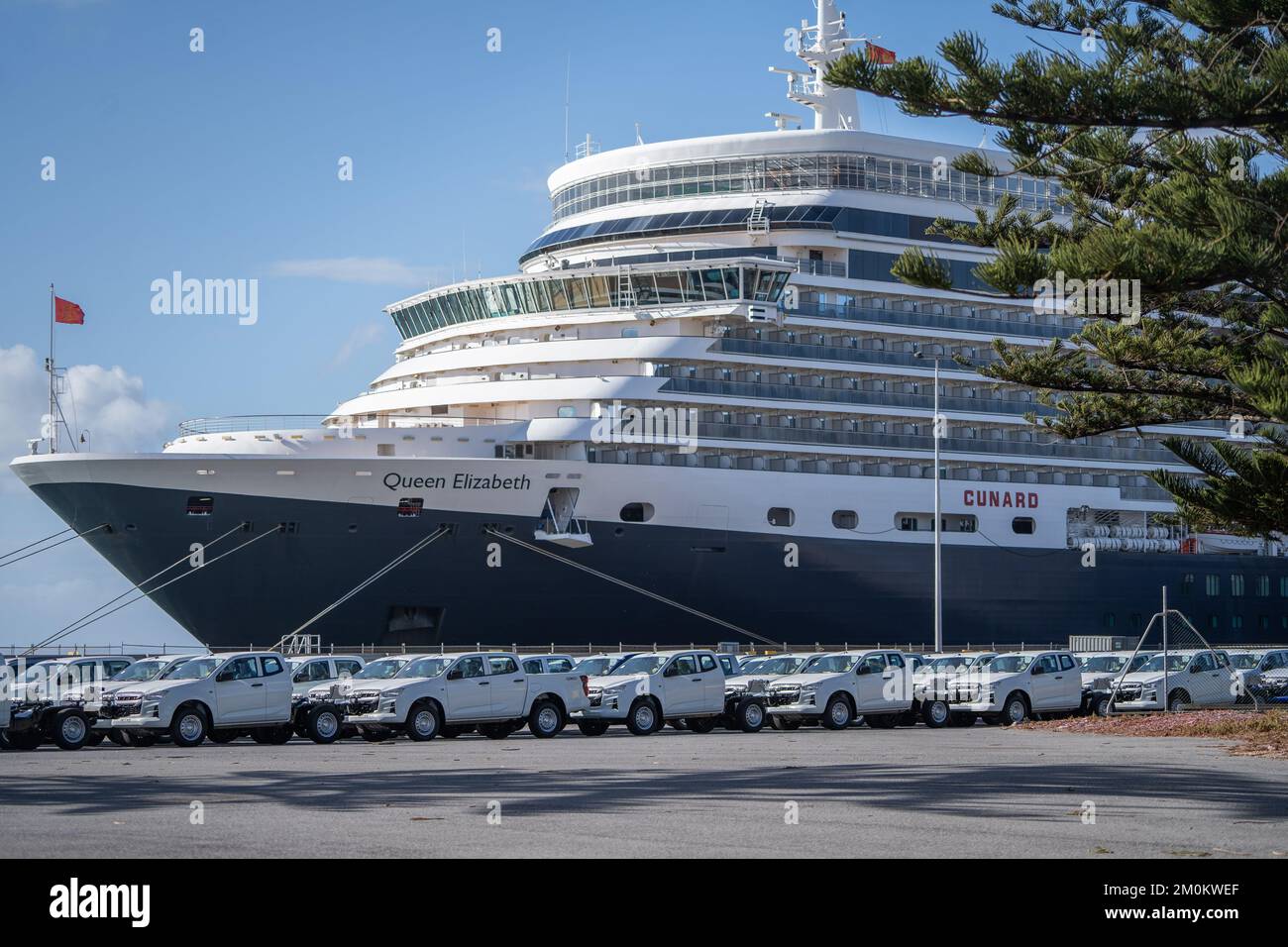 Adelaide, Australien. 7. Dezember 2022 Luxus-Kreuzfahrtschiff RMS Queen Elizabeth mit einer Kapazität von mehr als 2000 Passagieren, das von den Cunard Line Docks für einen kurzen Aufenthalt am Passagierterminal Flinders Ports in Adelaide betrieben wird. Das Schiff Queen Elizabeth, das auf Bali unterwegs war, wurde nach einem Covid-Ausbruch an Bord letzte Woche nach Fremantle, Westaustralien, umgeleitet. Kredit: amer Ghazzal/Alamy Live News Stockfoto