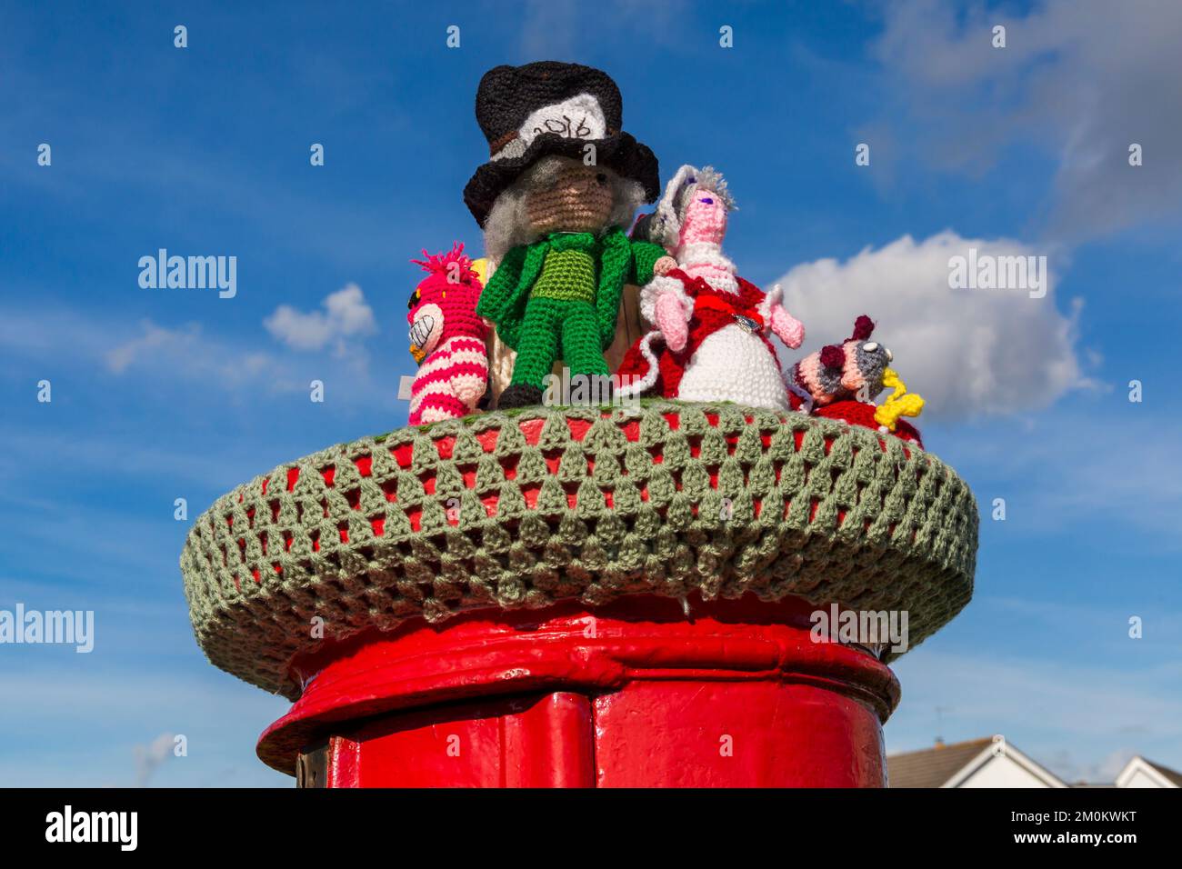 Briefkastenaufsatz zum Thema Alice im Wunderland in Poole, Dorset, Großbritannien - Briefkastenaufsatz, Briefkastenaufsatz, Briefkastenaufsatz, Aufsätze, Garnbomben, Garnbombe Stockfoto