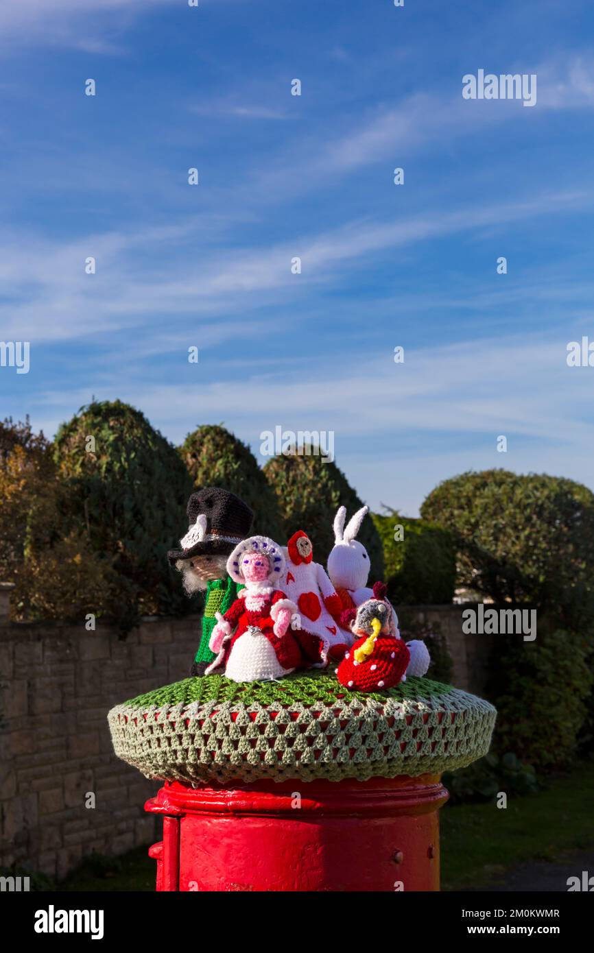 Briefkastenaufsatz zum Thema Alice im Wunderland in Poole, Dorset, Großbritannien - Briefkastenaufsatz, Briefkastenaufsatz, Briefkastenaufsatz, Aufsätze, Garnbomben, Garnbombe Stockfoto