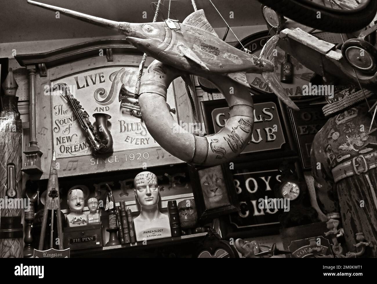 Im Inneren von Alices berühmter Junk Shop & Antiquitäten, 86 Portobello Rd, Notting Hill, RBKC, London, England, GROSSBRITANNIEN, W11 2QD – SCHWARZWEISS Stockfoto