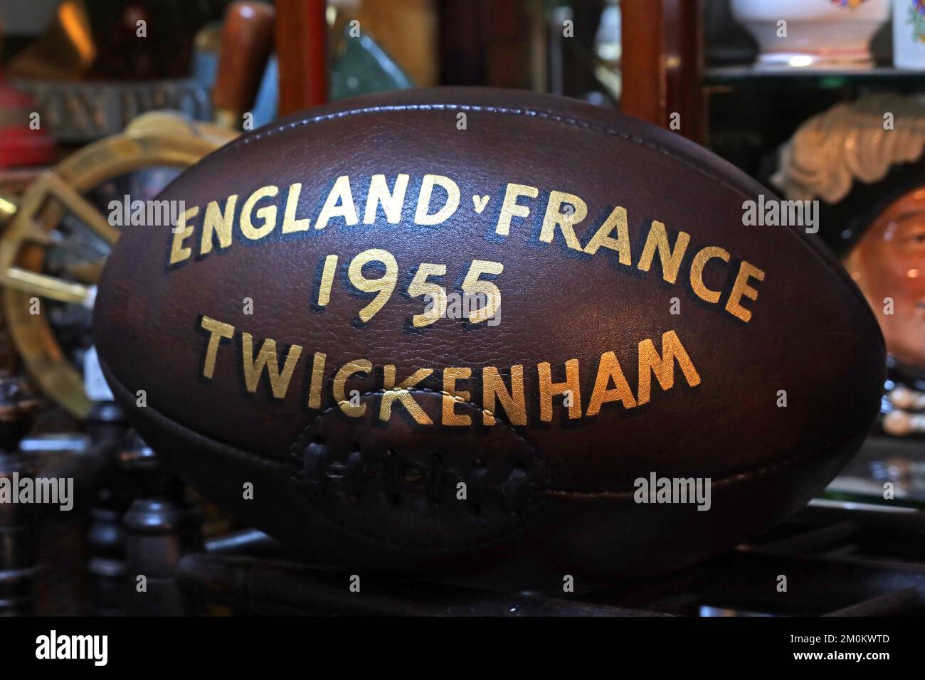 Leather Rugby Union Ball, 1959 , 1955, England gegen Frankreich, Twickenham, London, Großbritannien - Fünfländerturnier Stockfoto