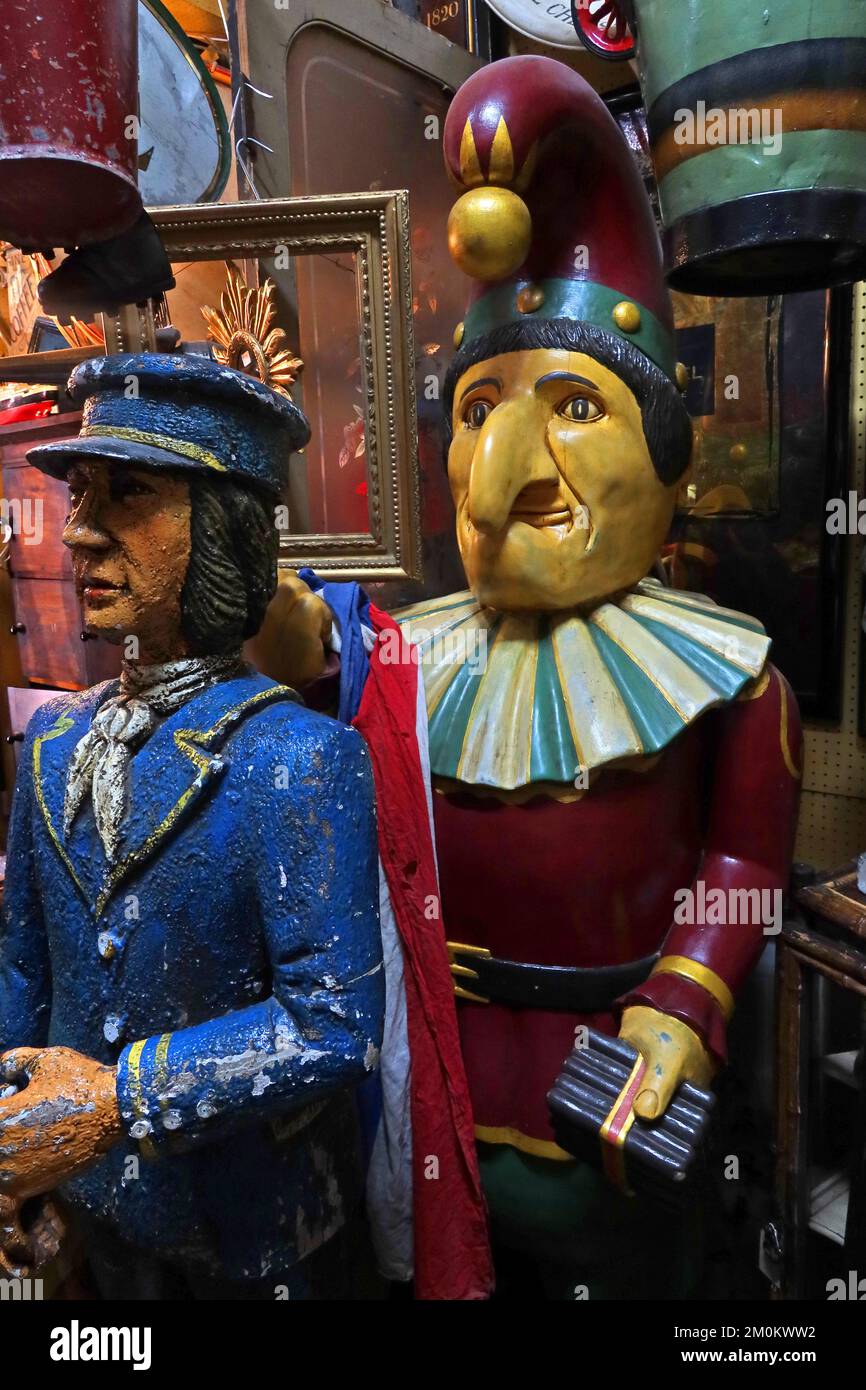 Holzfiguren in Alices Junk Shop & Antiques, 86 Portobello Rd, Notting Hill, RBKC, London, England, UK, W11 2QD Stockfoto