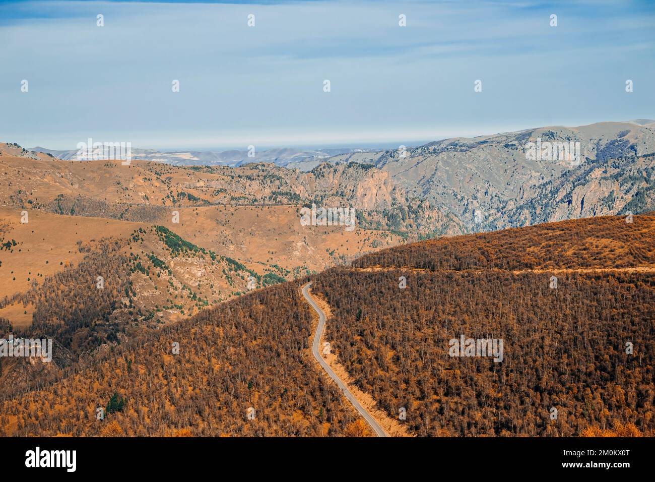 Eine gewundene Asphaltstraße in einer Bergregion. Eine malerische Straße in den Bergen des Nordkaukasus Stockfoto