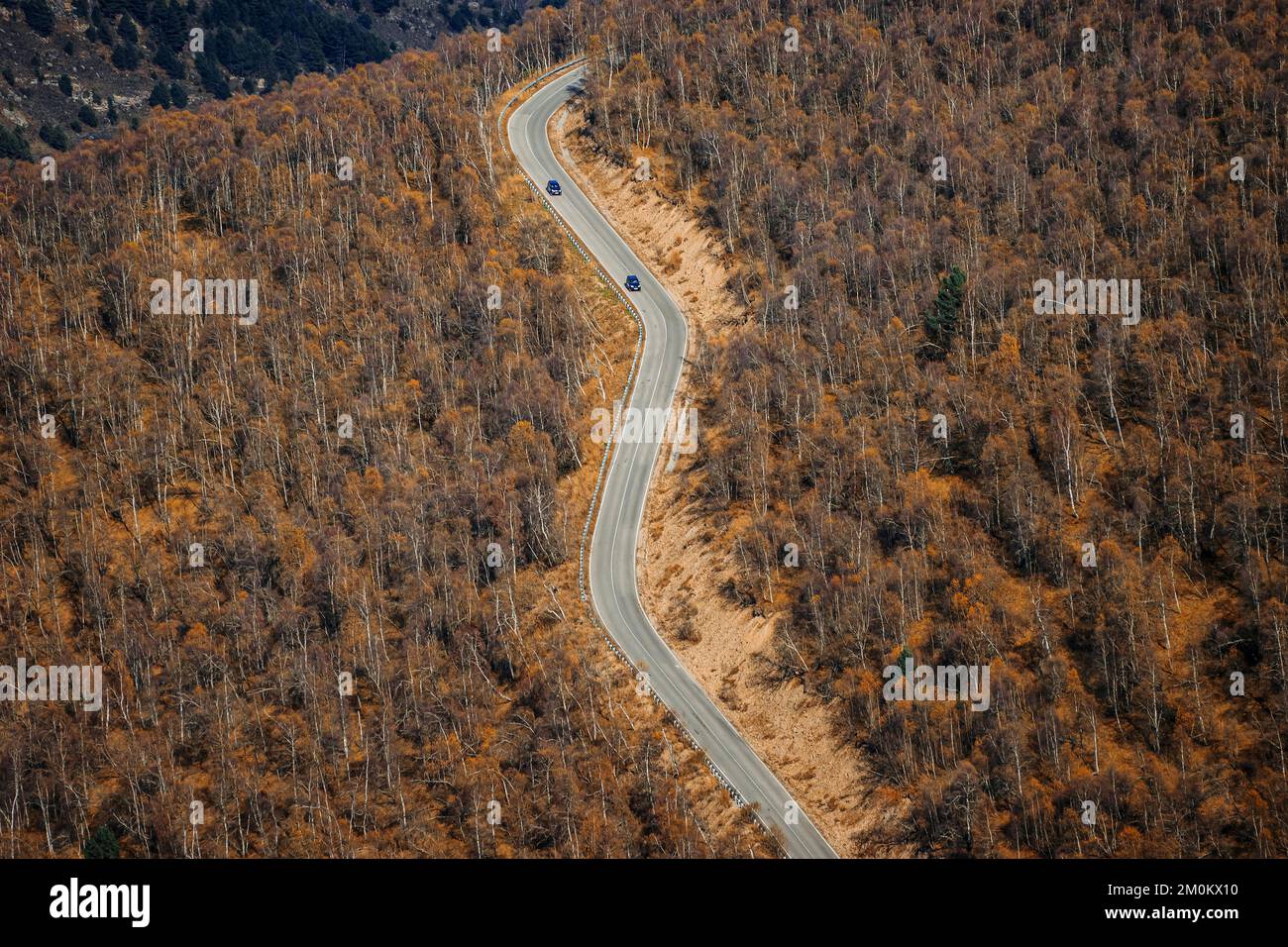 Eine gewundene Asphaltstraße in einer Bergregion. Eine malerische Straße in den Bergen des Nordkaukasus Stockfoto