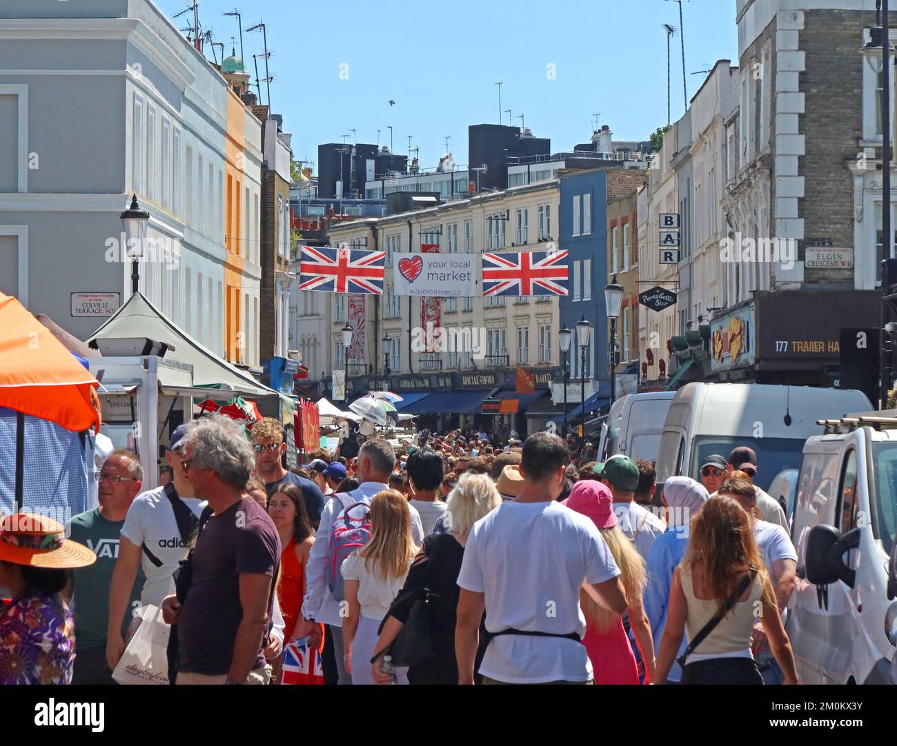 Sommer Samstag, geschäftiger Portobello Road Market, Notting Hill, London, England, Großbritannien, W11 1LA Stockfoto