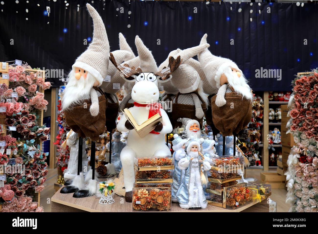 Weihnachten und Neujahr Spielzeug und Dekorationen im Geschäft. Lustige Lieblingspuppen mit Hüten. Festliche Wintermesse im Einkaufszentrum, Einkaufszentrum Stockfoto