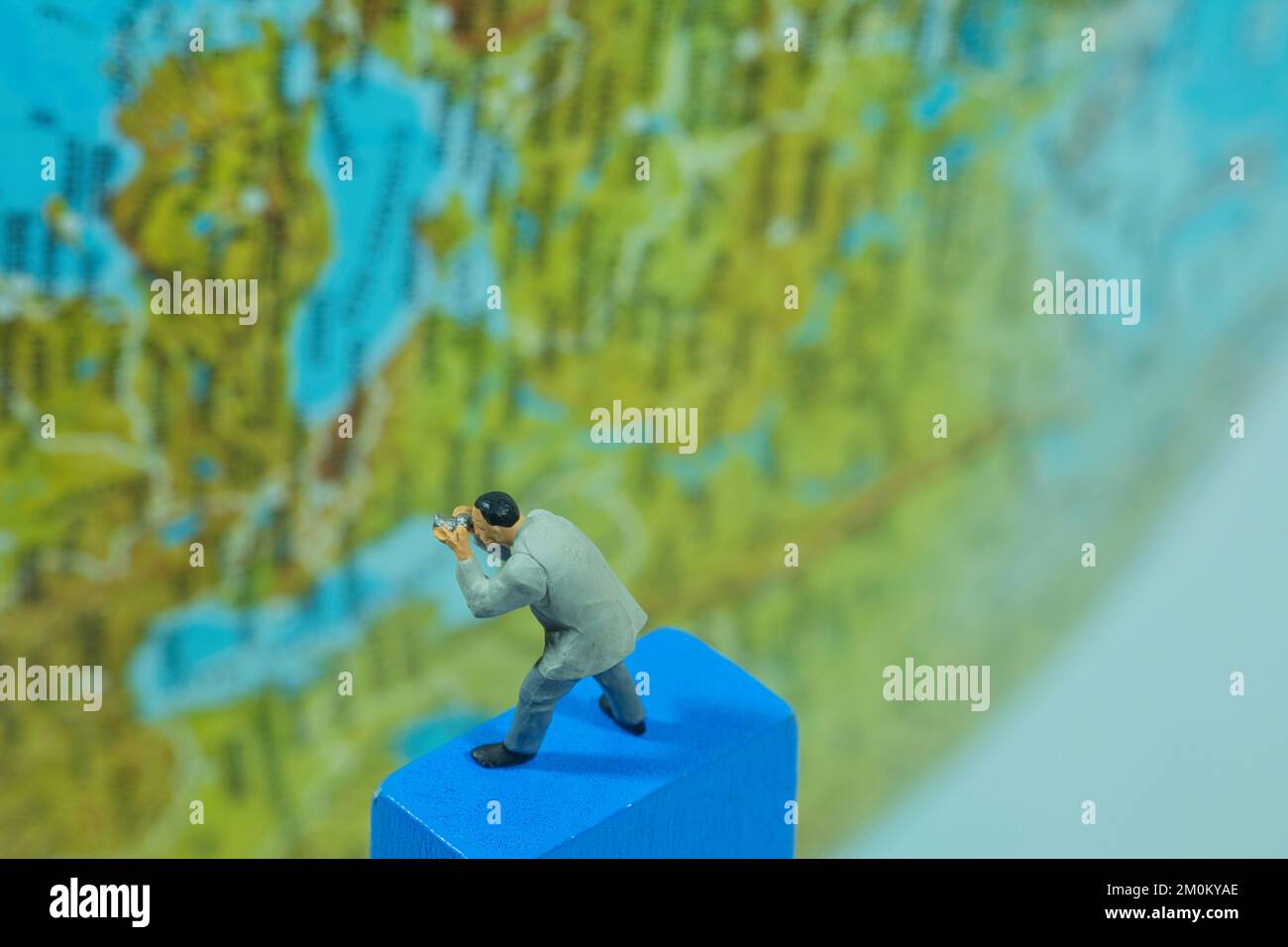 Ein Fotograf macht ein Bild von der Welt und der Miniaturfigurenszene Stockfoto
