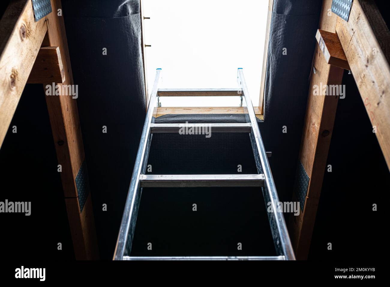 Eine offene Dachluke auf dem Dachboden für einen Schornsteinfeger, eine  Stehleiter im Fenster Stockfotografie - Alamy