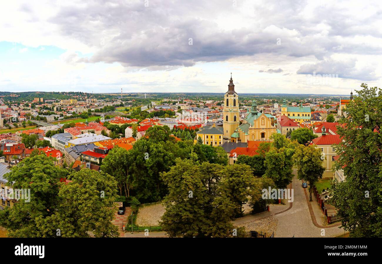 Panoramablick auf die Skyline von Przemysl, Woiwodschaft Subkarpaten (Podkarpackie), Polen. Przemysl Kathedrale mit Altstadt und San River auf Ba Stockfoto