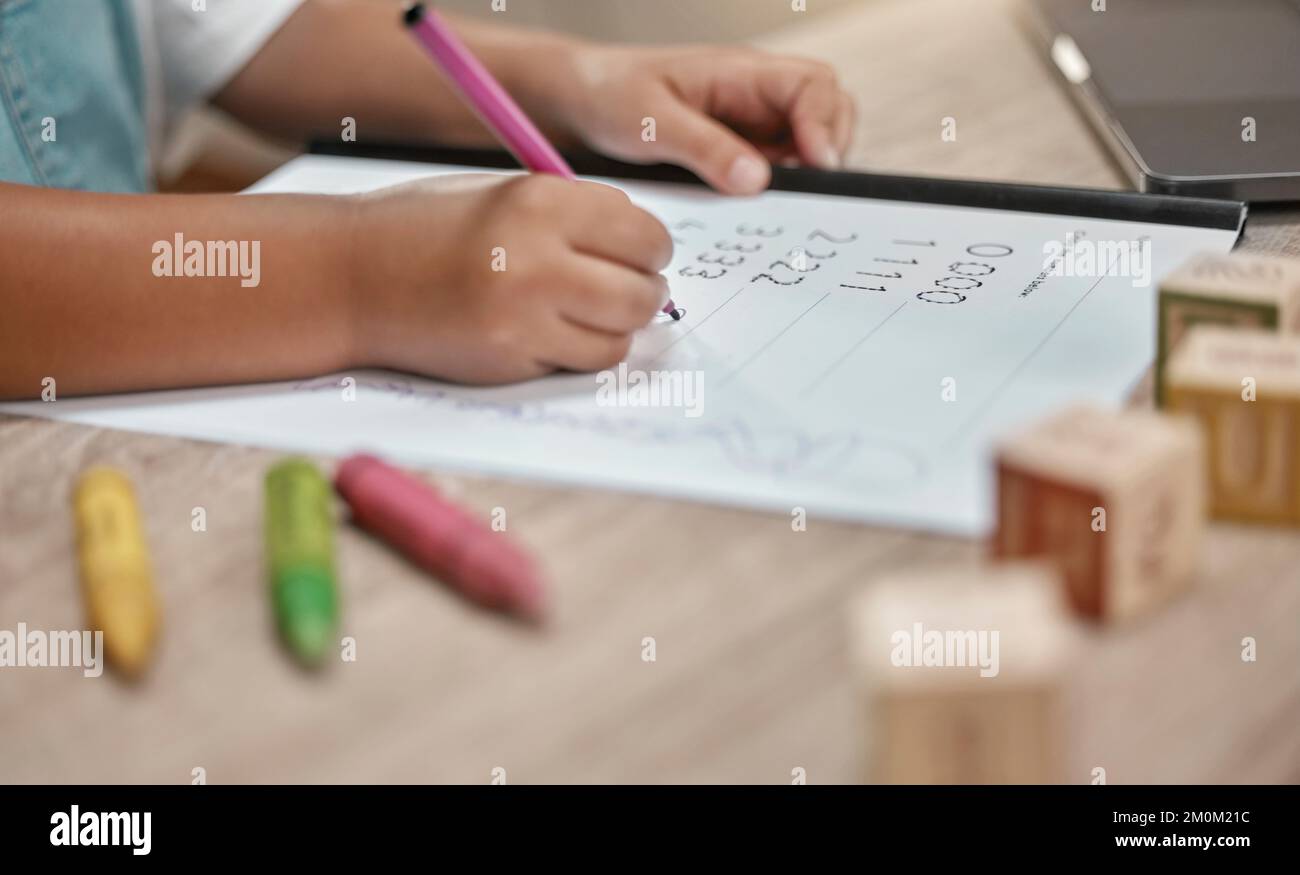 Erziehung, Papier und Hände von Kindern, die Mathematik-Hausaufgaben schreiben, Lern- und Lernnummern für die Jugendkinderentwicklung. Tisch, Stift und junge Schülerin Stockfoto
