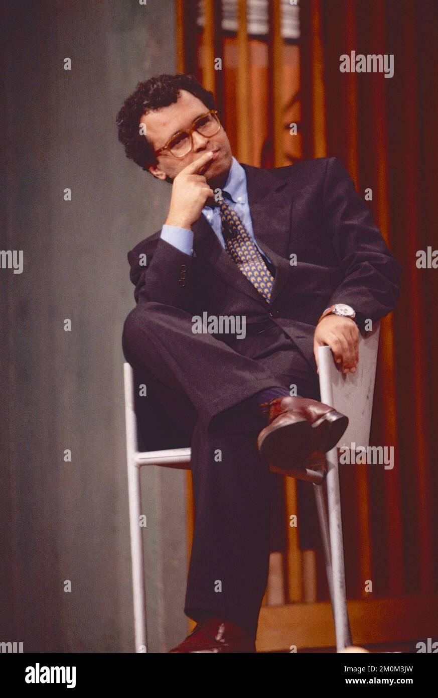 Italienischer Journalist Enrico Mentana bei der Fernsehsendung Maurizio Costanzo Show, Rom, Italien 1994 Stockfoto