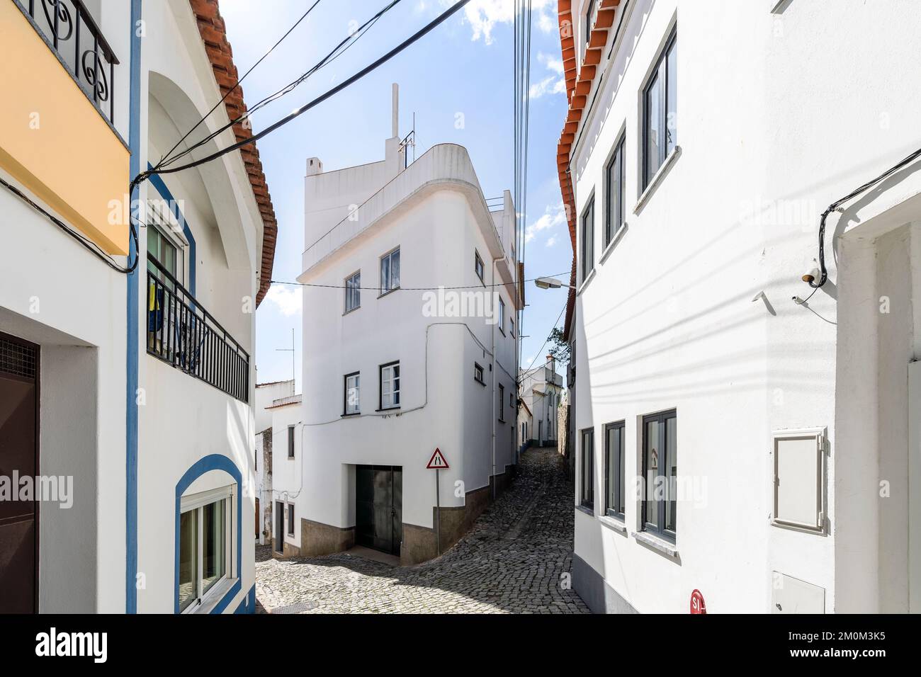 Weiß getünchte Architektur des bergigen Monchique, Algarve, Portugal Stockfoto