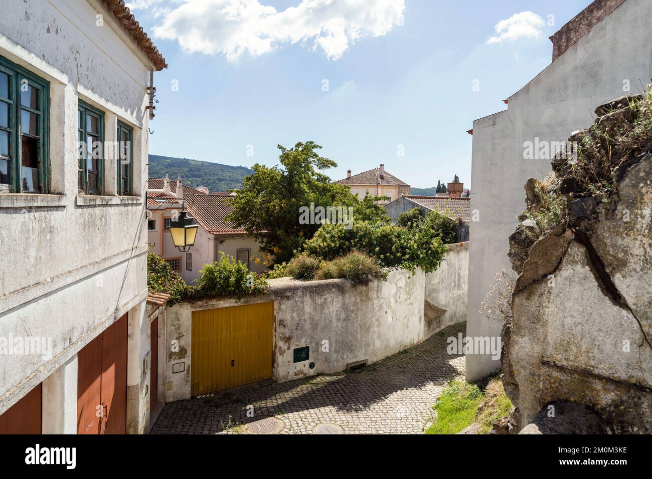 Weiß getünchte Architektur des bergigen Monchique, Algarve, Portugal Stockfoto