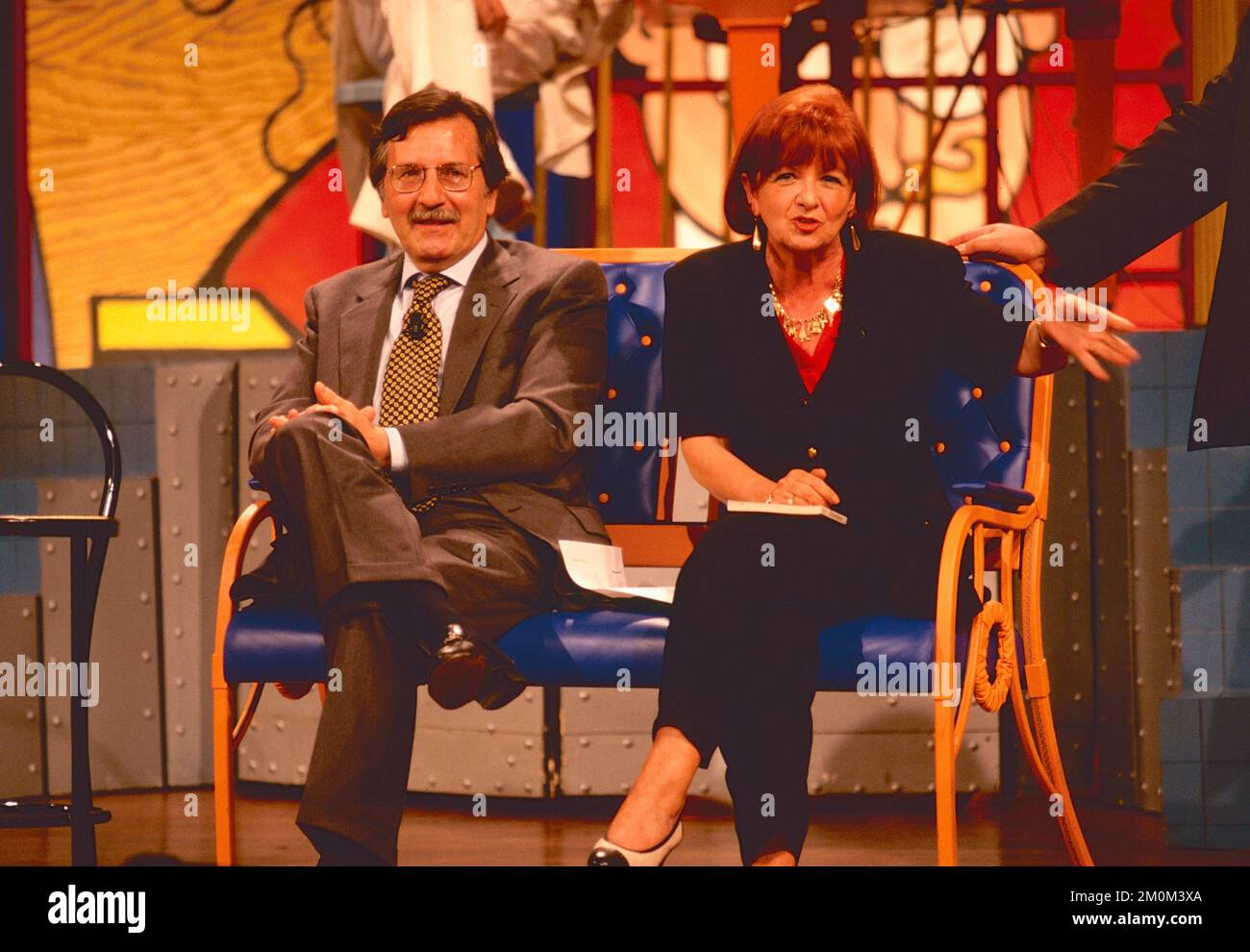 Italienischer Gastgeber bei der Fernsehsendung Maurizio Costanzo Show, Rom, Italien 1990er Stockfoto