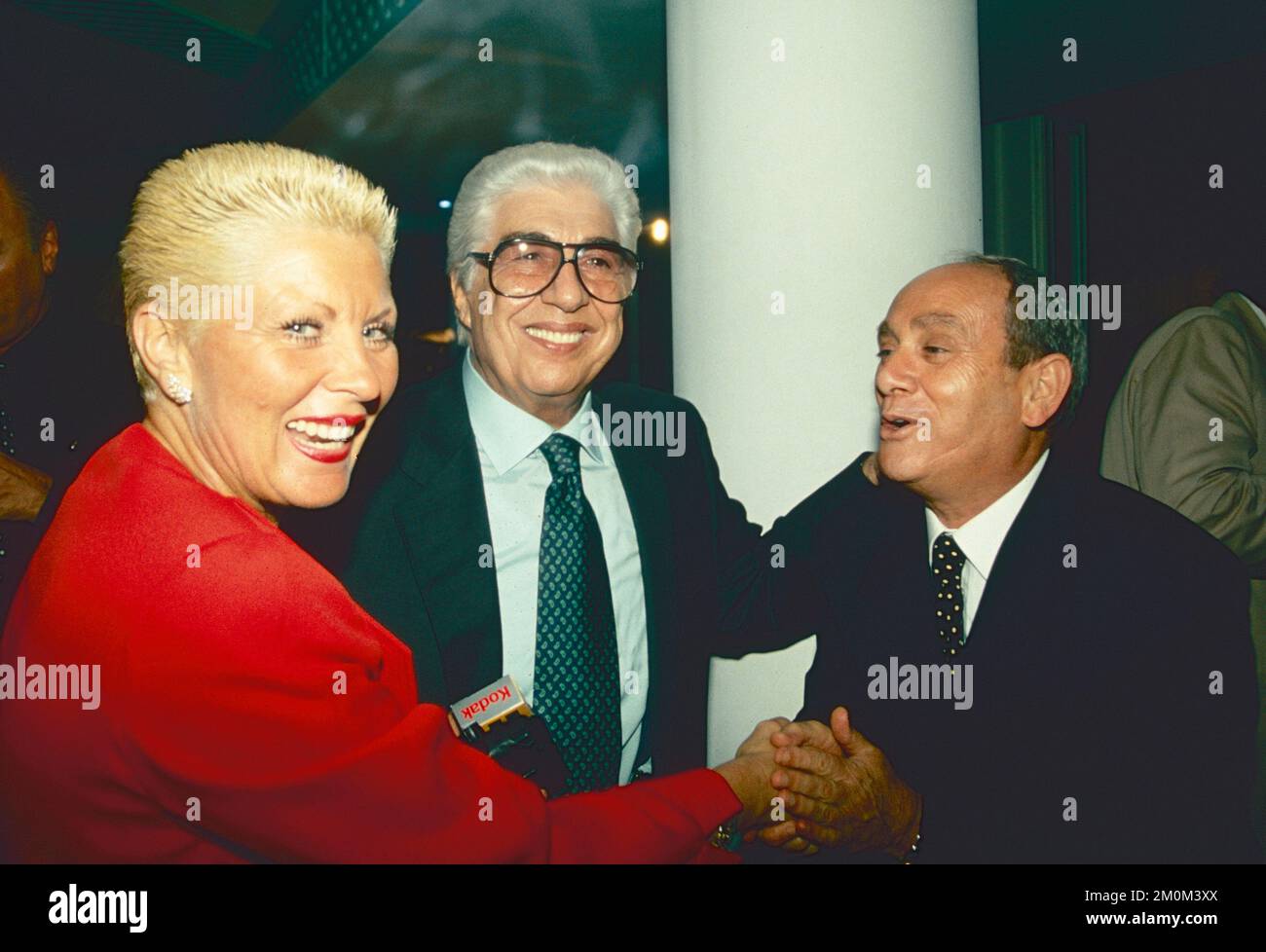 Der italienische Komiker Gino Bramieri, seine Frau Angela Baldassini und der Fotograf Angelo Frontoni (rechts), Fregene, Italien 1994 Stockfoto