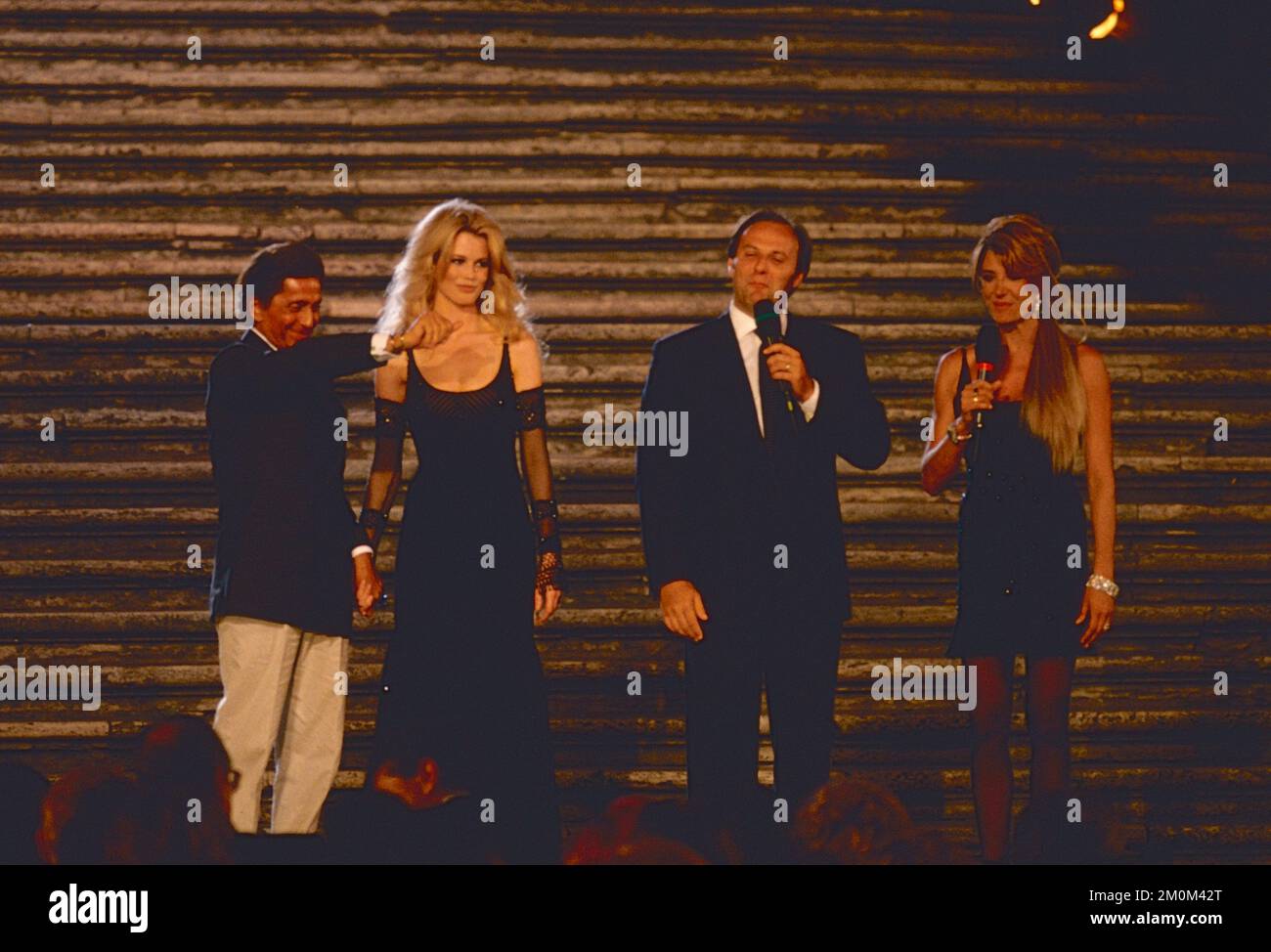 Italienischer Stylist Valentino Garavani, deutsche Topmodel-Claudia Schiffer, Moderatoren Jerry Scotti und Gabriella Carlucci auf der Donna Sotto le Stelle Show, Rom, Italien 1994 Stockfoto