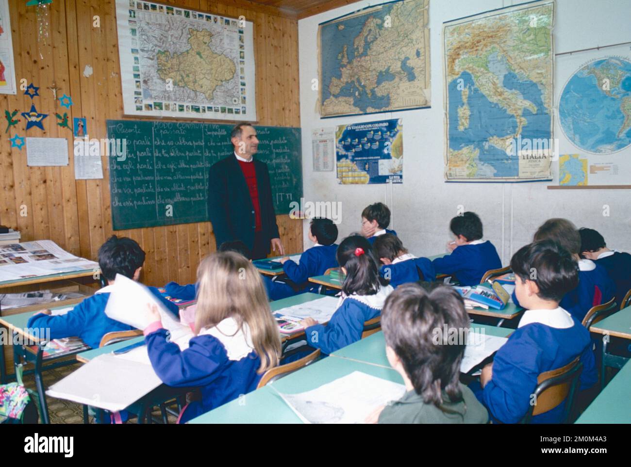 Der Bürgermeister der italienischen Stadt Teora in einer Schulklasse, Provinz Avellino, 1990er Stockfoto