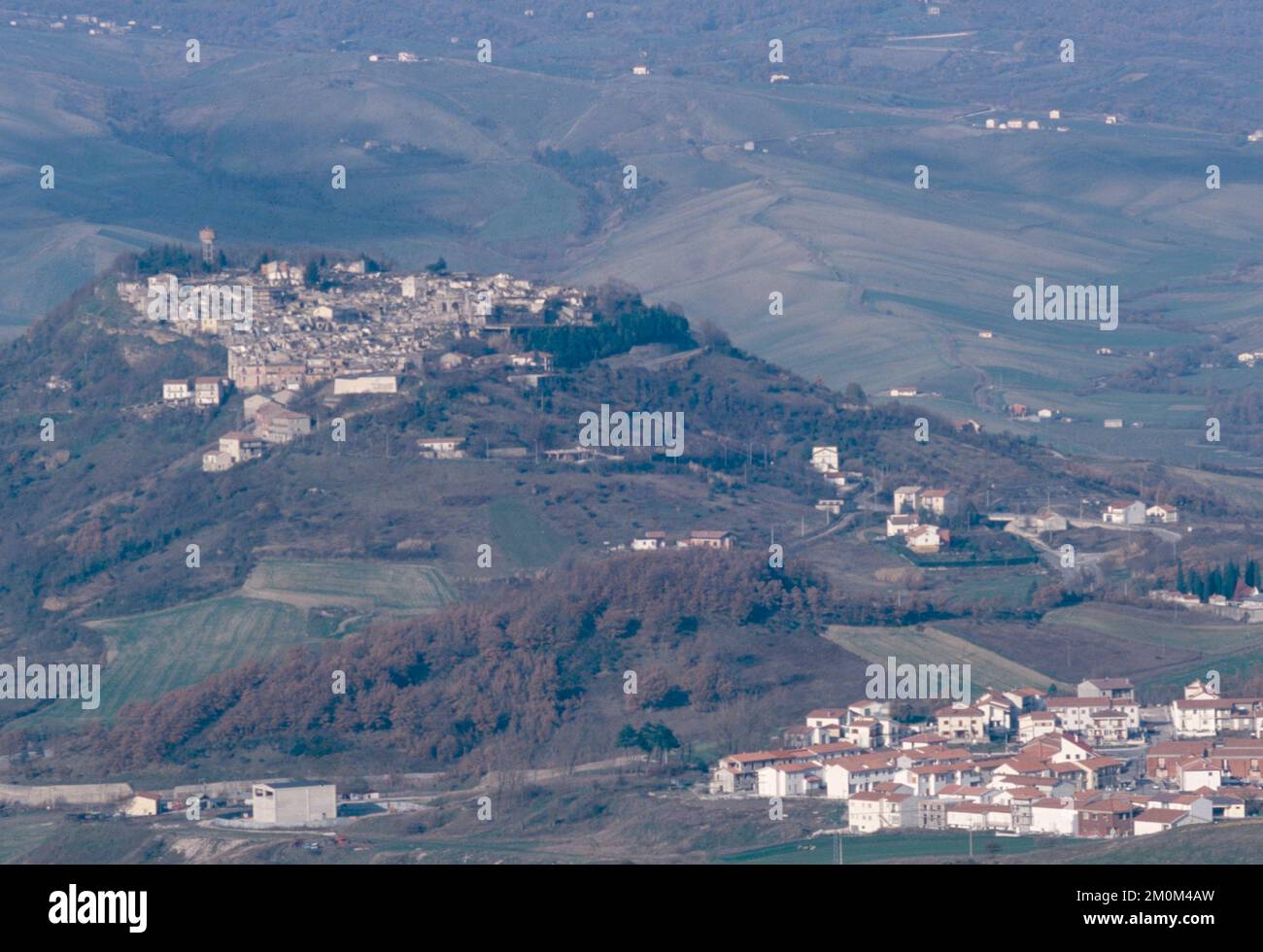 Blick auf die Stadt Conza della Campania, Italien 1990er Stockfoto