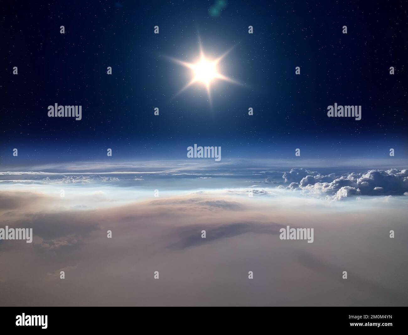 Erde, Sonne und Weltraum. Blick aus großer Höhe zwischen Himmel und Weltraum. Die obere Atmosphäre der Erde. Atmosphäre der Erde. Von der NASA bereitgestellte Elemente. Stockfoto