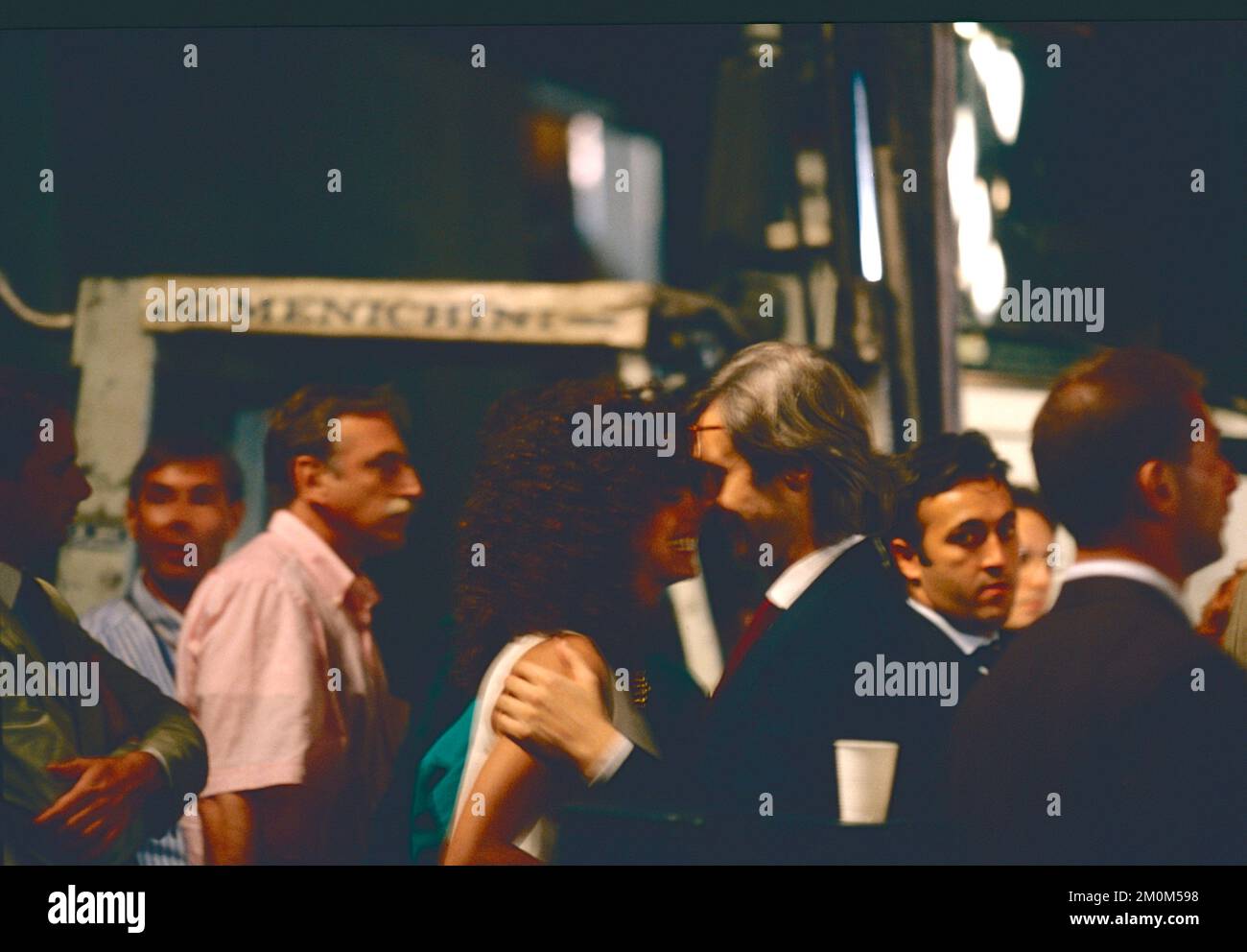 Italienischer Kunstkritiker und Politiker Vittorio Sgarbi bei der Fiorello Superkaraoke Show in St. Giovanni Square, Rom, Italien 1994 Stockfoto