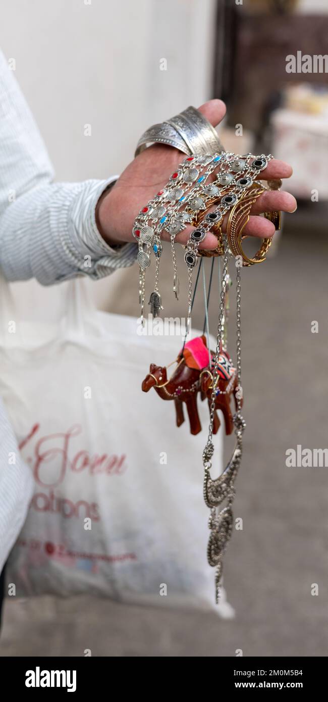 Ein lokaler Straßenverkäufer verkauft Schmuck und Souvenirs. Stockfoto