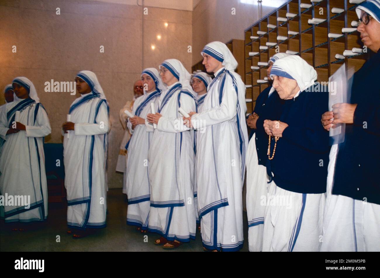 Mutter Teresa von Kalkutta ein katholischer Ritus des Dauerberufs von 14 neuen Wohltätigkeitsmissionaren in St. Giovanni Bosco Kirche, Rom, Italien 1993 Stockfoto