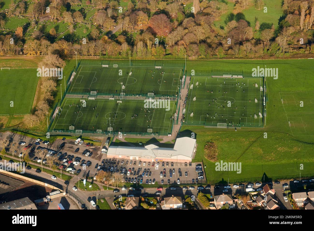 Ein Luftblick auf die lokalen Fußballmannschaften, die spielen und trainieren, Liverpool, Nordwestengland, Großbritannien Stockfoto