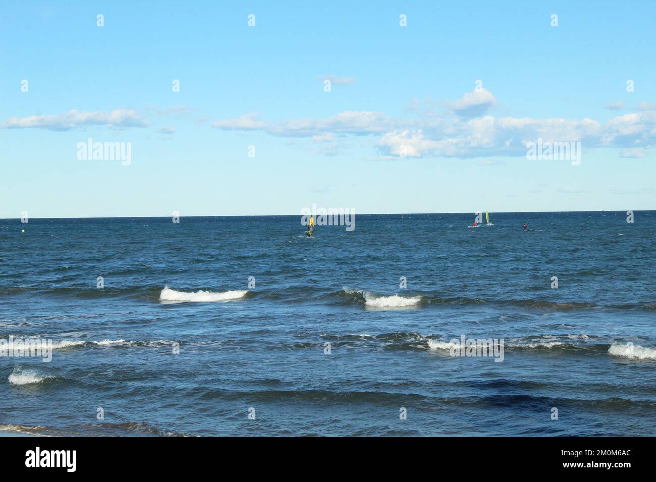 Segeln auf den Meereswellen Stockfoto