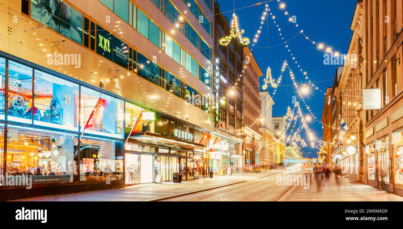 Helsinki, Finnland. Silvester Lichter Weihnachten Weihnachtsdekorationen Und Festliche Beleuchtung Auf Aleksanterinkatu Straße. Winter Weihnachten Weihnachtsfeiertag Stockfoto