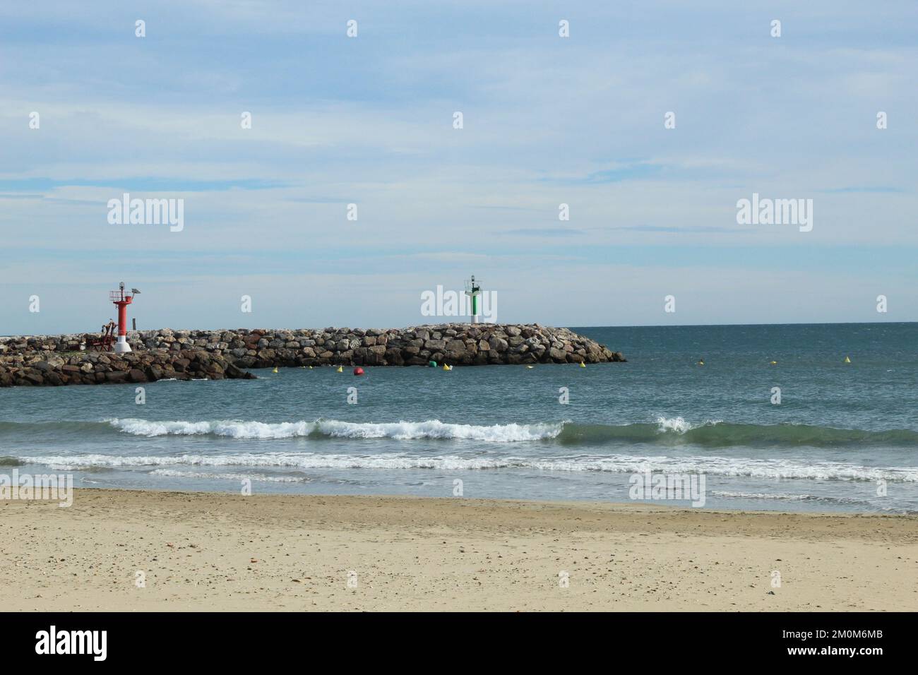 Navigationsschilder am Eingang zum Hafen Stockfoto