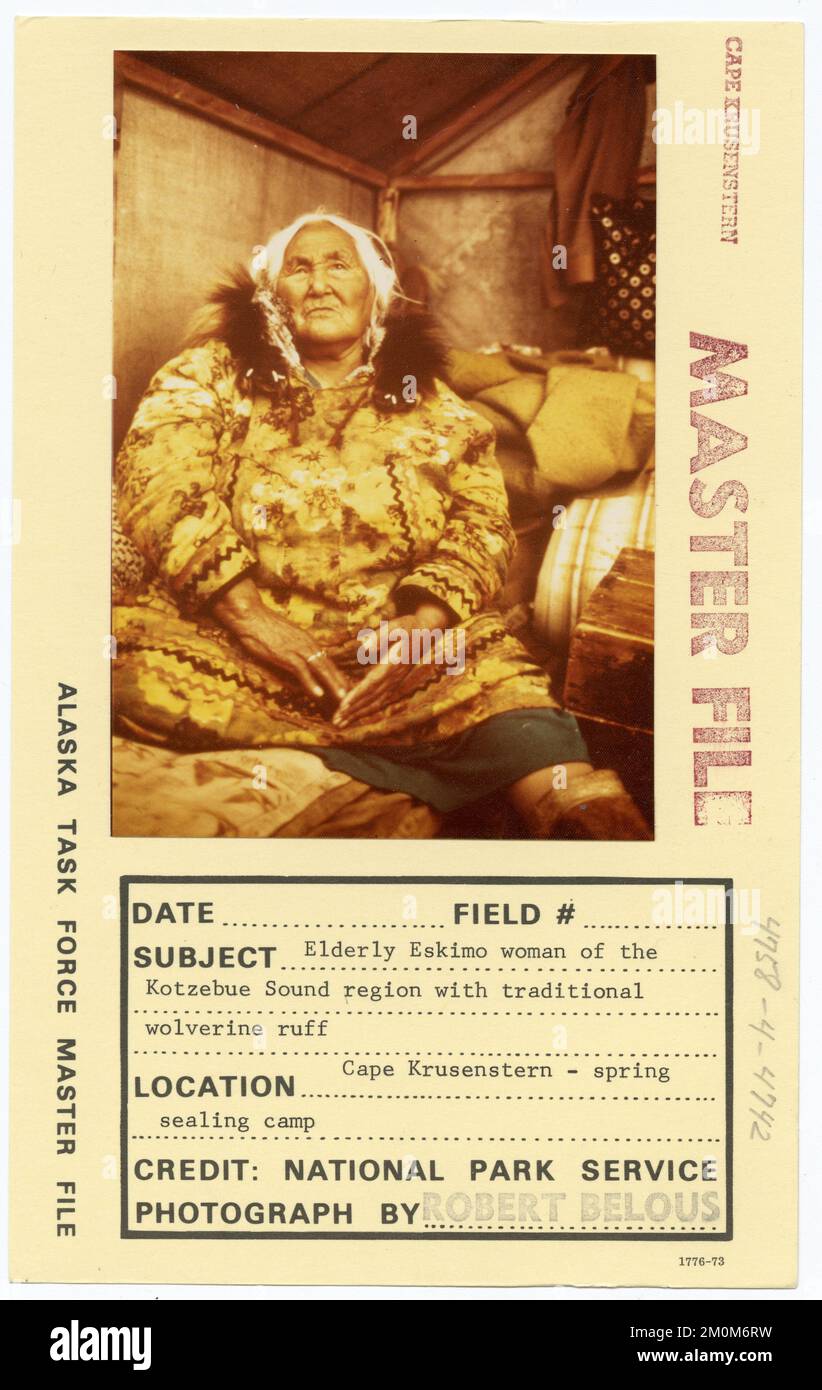 Ältere Eskimo-Frau aus der Kotzebue-Sound-Region mit traditioneller Wolfsruppe. Alaska Task Force Fotos Stockfoto