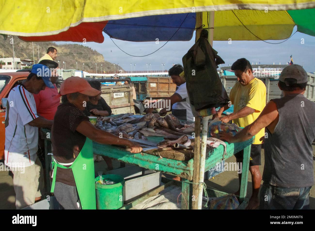 Fischmarkt in Puerto Lopez, Ecuador. Puerto López (16.000 Einwohner) ist ein kleines Fischerdorf in einer bogenförmigen Bucht an der Pazifikküste der EG Stockfoto