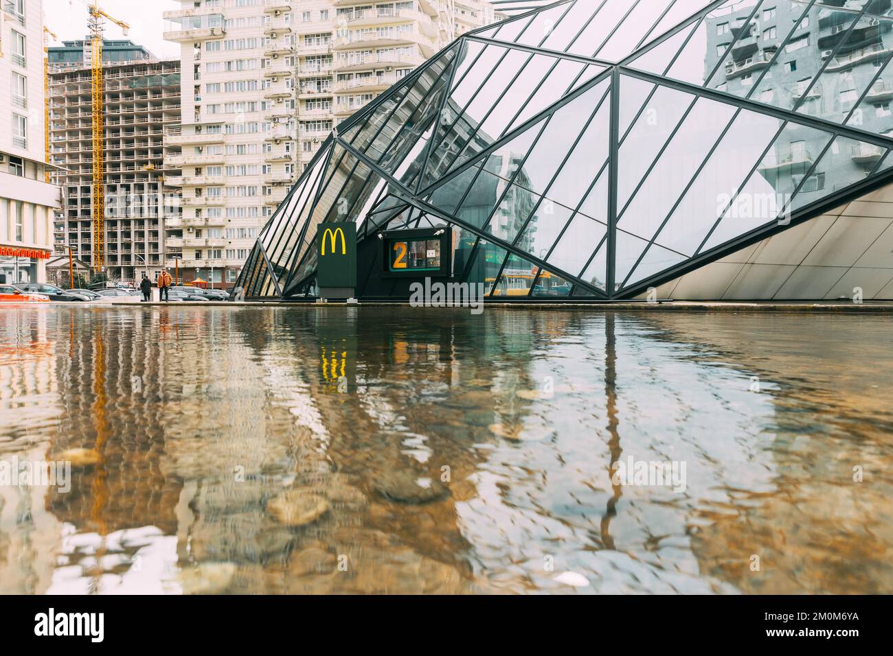Batumi, Adjara, Georgia. Modernes Gebäude des McDonalds Restaurants. Die McDonald's Corporation ist die weltweit größte Kette von Hamburger Fast Food Stockfoto