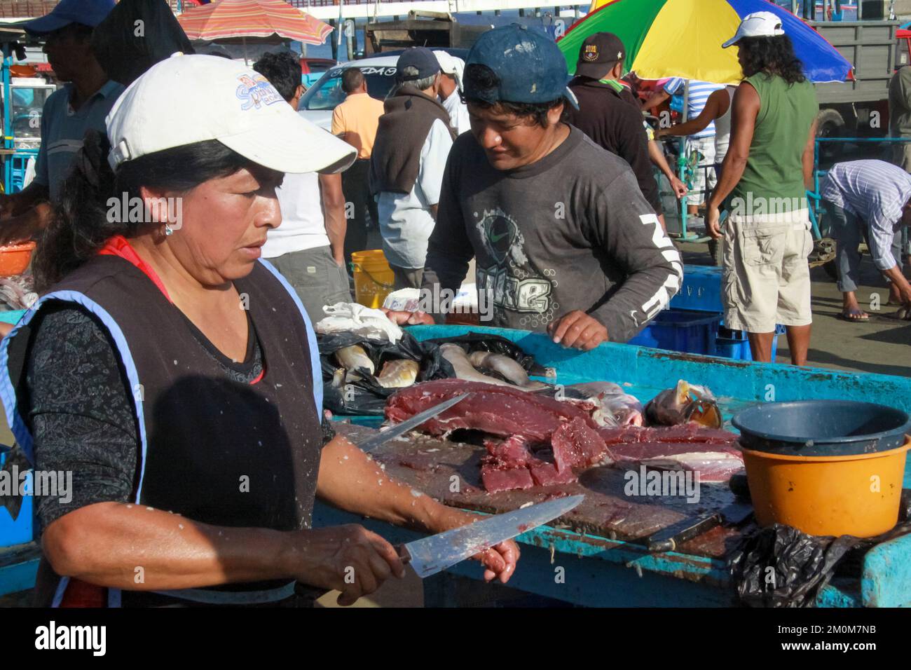 Fischmarkt in Puerto Lopez, Ecuador. Puerto López (16.000 Einwohner) ist ein kleines Fischerdorf in einer bogenförmigen Bucht an der Pazifikküste der EG Stockfoto