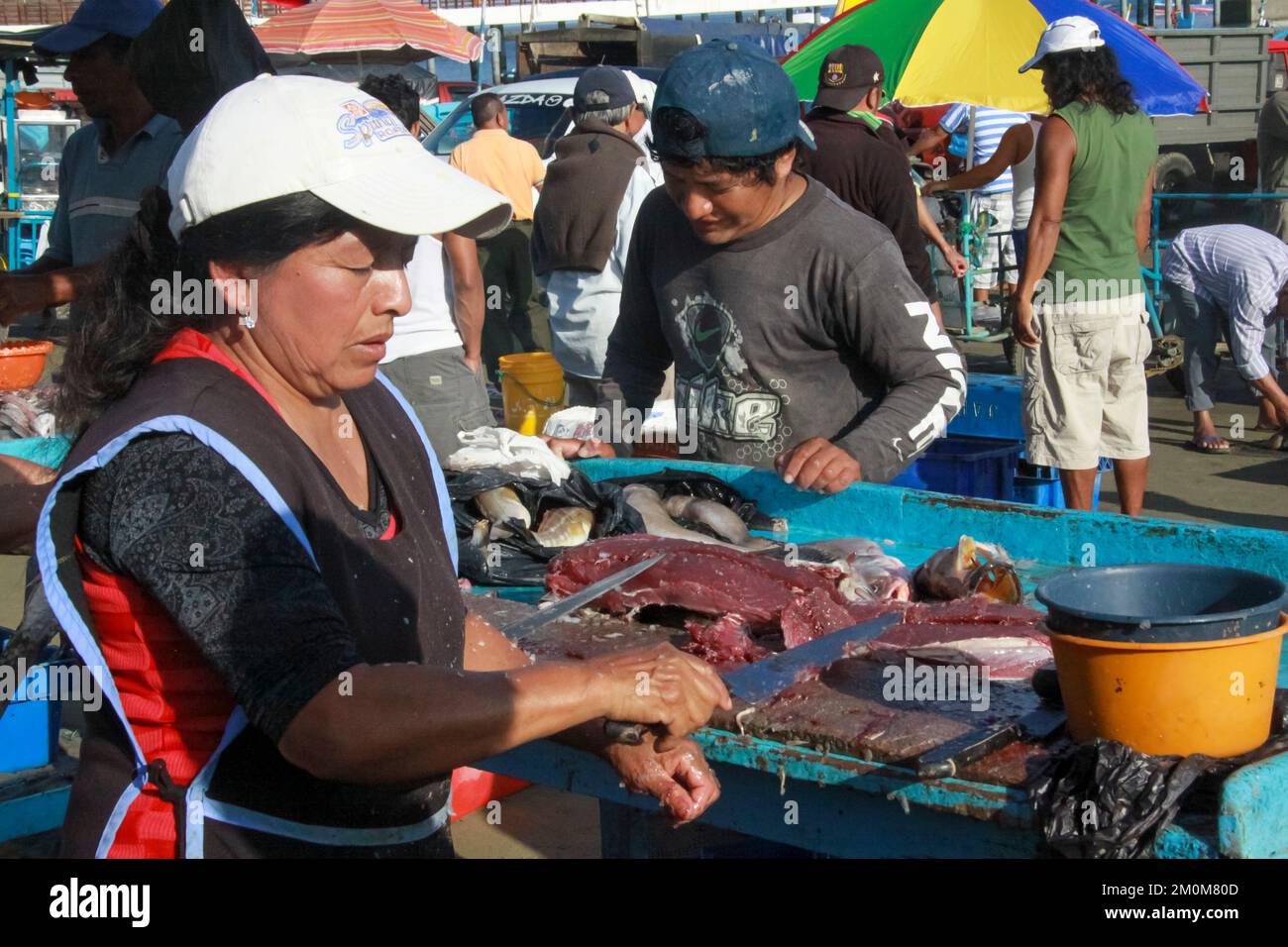Fischmarkt in Puerto Lopez, Ecuador. Puerto López (16.000 Einwohner) ist ein kleines Fischerdorf in einer bogenförmigen Bucht an der Pazifikküste der EG Stockfoto