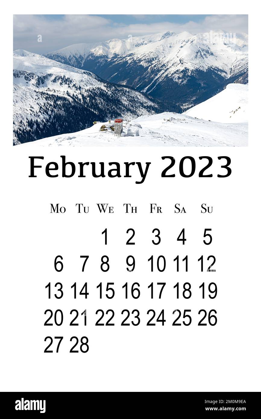 Kalenderkarte für 2023. Druckbarer vertikaler Wandkalender, die Woche beginnt am Montag. Wunderschöne Winterlandschaft im polnischen Tatra-Gebirge. Stockfoto